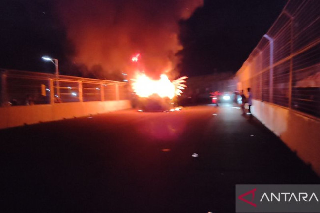 Sebuah Mobil Hias Parade Terbakar di Akhir Jakarnaval 2022