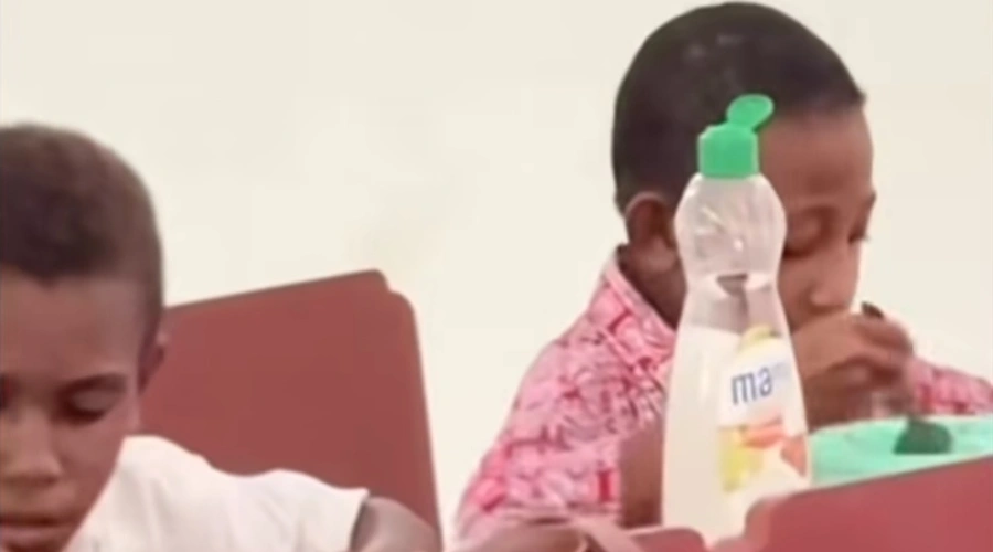 Viral Bocah SD Papua Minum dari Botol Sabun, Warganet Terharu