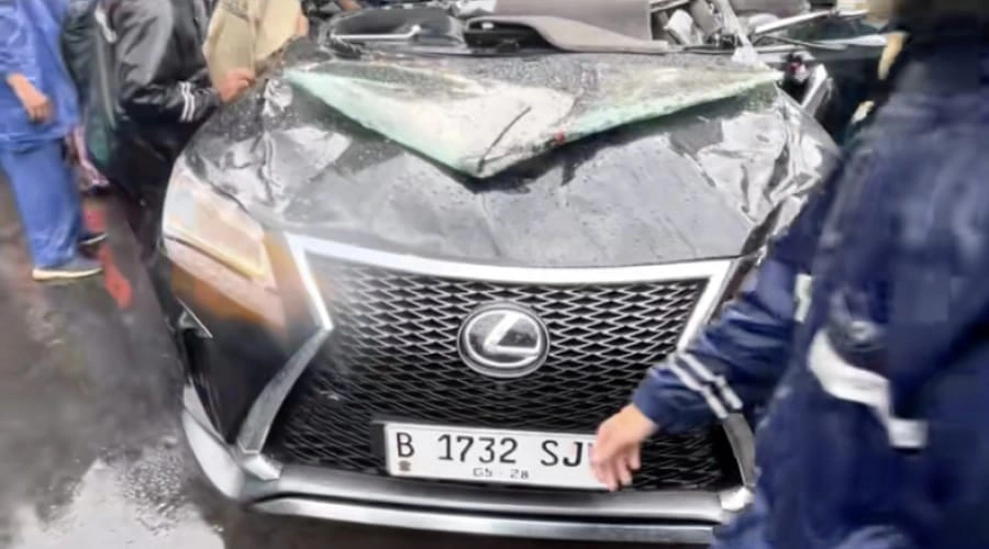 Pengemudi Lexus Tewas Tertimpa Pohon Tumbang di Pondok Indah, Seorang Pebisnis?