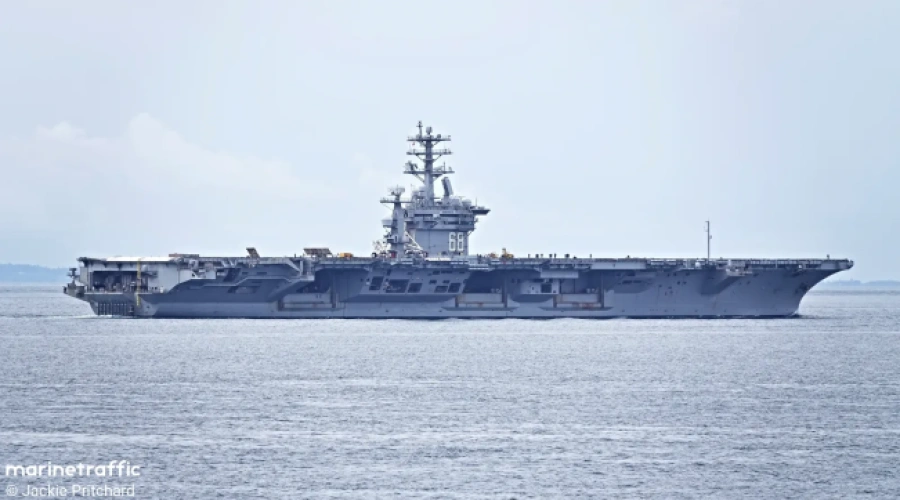 Kapal Induk AS Dekat Venezuela: Tekanan Trump Terhadap Maduro?