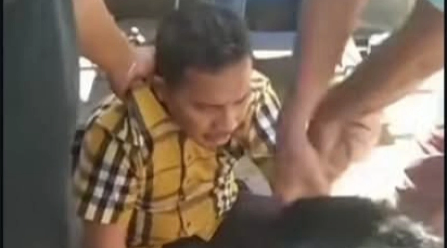 Viral! Video Warga Grebek Pria Diduga Mantan Bupati Dharmasraya Lecehkan Sesama Jenis