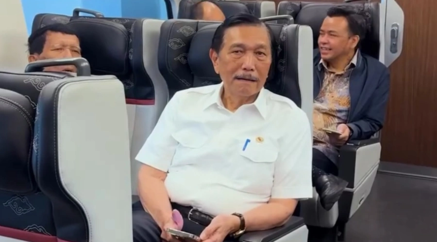 Momen Luhut Pandjaitan Bangga Naik Kereta Cepat Whoosh, Padahal Lagi Polemik