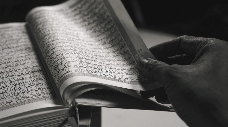 Viral! Wanita Berhijab Terekam Meludahi Al-Qur'an, Publik Langsung Murka