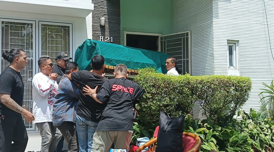 Jenazah Gary Iskak Tiba di Rumah Duka, Isak Tangis Keluarga Pecah