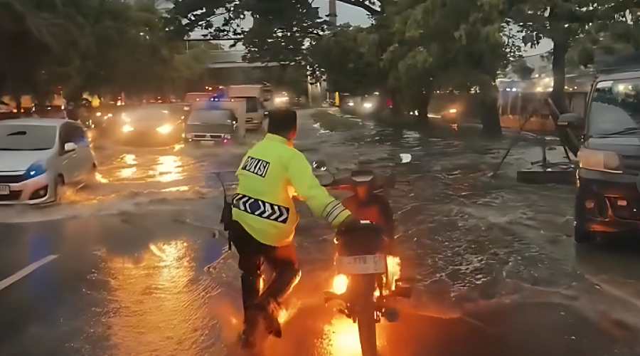 Motor Terbakar di Tengah Hujan di Daan Mogot, Aksi Sigap Polisi Viral: Dorong ke Genangan Air!