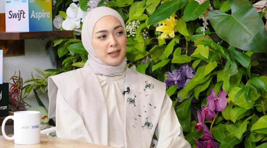 Viral Sosok Wanita Rambut Biru di Pemakaman Gary Iskak, Ini Penjelasan Richa Novisha