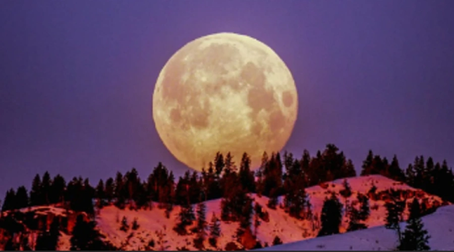 Malam Ini Saksikan Supermoon Terakhir di 2025, Bulat Putih Bersinar Melebihi Purnama