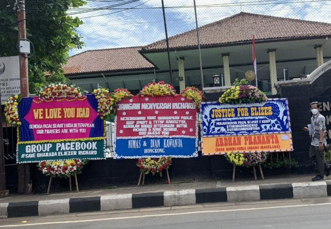 Pendukung Bharada E Minta Majelis Hakim Penuhi Pasal 51 Ayat 1