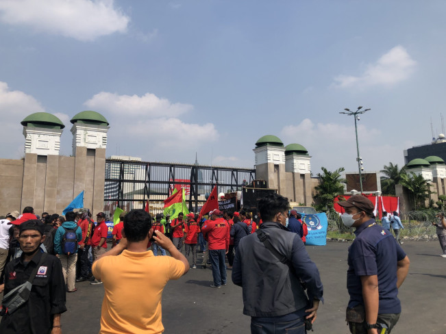 Massa Aksi Tolak Kenaikan Harga BBM Mulai Tiba di Monas dan Gedung DPR