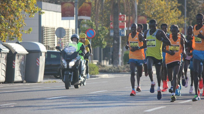 Sebentar Lagi Lomba Maraton Manusia dan Robot Humanoid Digelar Pertama di Dunia