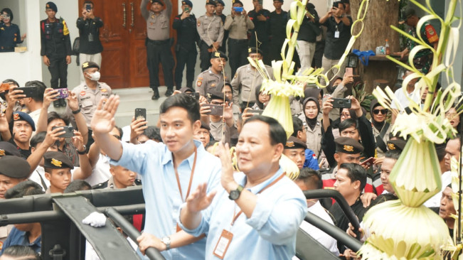 Naik Maung “BerJanur Kuningâ€Â, Prabowo- Gibran Tiba di KPU