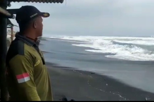 Diterjang Gelombang Tinggi Bangunan Dan Kapal di Parangtritis Hancur