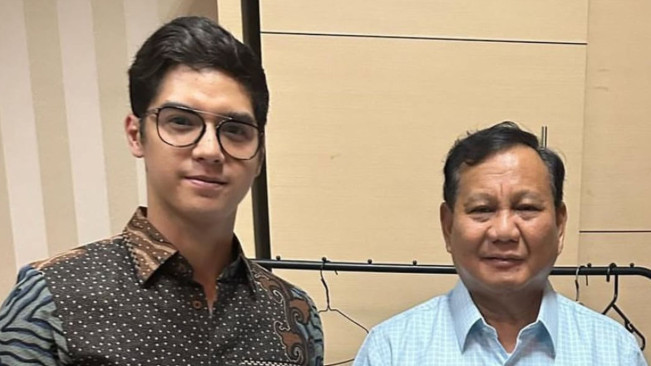 Penampakan Dua Karangan Bunga Mewah dari Prabowo untuk Al Ghazali-Alyssa Daguise