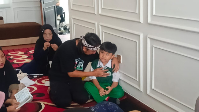 Anak Ade Jigo Lambaikan Tangan Sebelum Meninggal