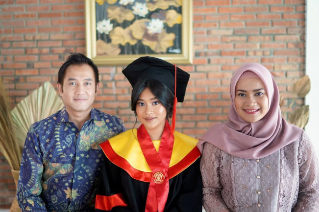 Adira Bersama Ayah dan Ibunda Tercinta Saat Momen Kelulusan (instagram/@adirakania)