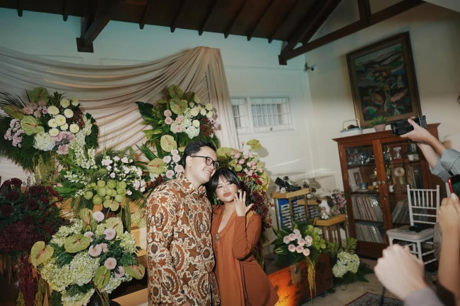Momen Lamaran Adira Kania, Putri Ikke Nurjanah dan Aldi Bragi (TikTok/@adirakaniaa)