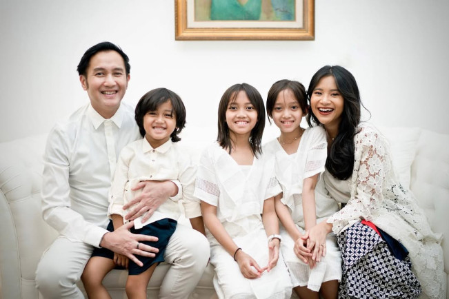 Adira Bersama Ayah dan Ketiga Adiknya (instagram/@adirakania)