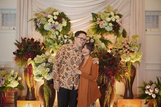 Momen Lamaran Adira Kania, Putri Ikke Nurjanah dan Aldi Bragi (TikTok/@adirakaniaa)