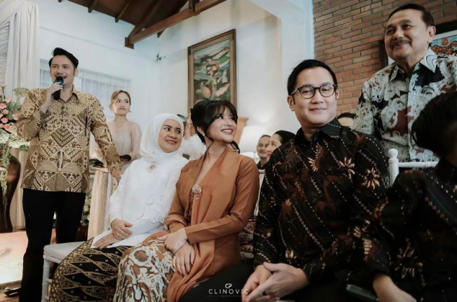 Momen Lamaran Adira Kania, Putri Ikke Nurjanah dan Aldi Bragi (TikTok/@adirakaniaa)