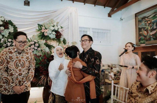 Momen Lamaran Adira Kania, Putri Ikke Nurjanah dan Aldi Bragi (TikTok/@adirakaniaa)