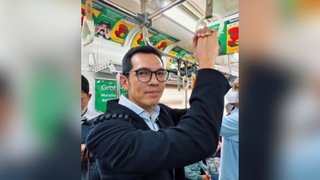 Respons Adrian Maulana Dituding Pencitraan Bikin Konten Naik KRL