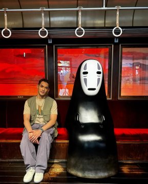 Afgan memasang wajah datar saat berfoto dengan No Face. (Instagram)