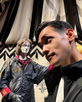 Afgan berfoto dengan patung Harry Potter di Warner Bros. Studio. (Instagram)