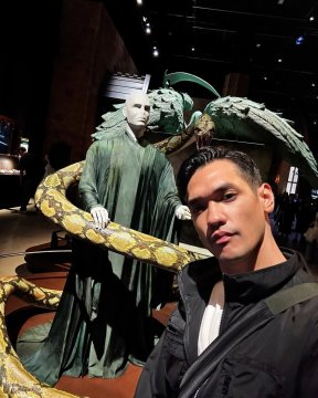 Afgan bergaya di depan patung Lord Voldemort. (Instagram)