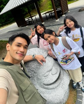 Afgan dan saudara-saudaranya berfoto bersama Batu Dosojin. (Instagram)