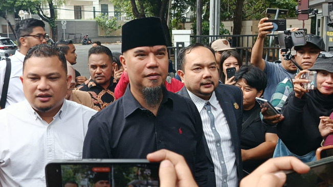 Ahmad Dhani sambangi Polda Metro Jaya, Kamis (10/7/2025). [Foto: FTNews.co id/Raka]