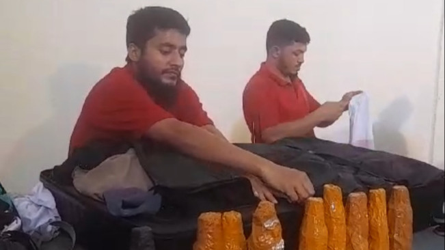 Petugas membongkar koper jamaah haji yang kedapatan membawa air zamzam. [Dok. Kemenag]