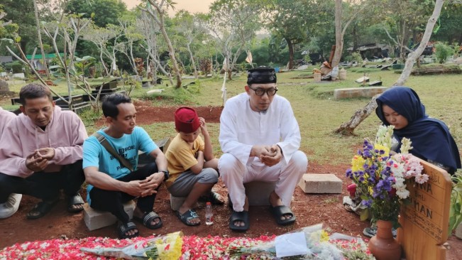 Suami Ketuk Nisan Mpok Alpa Sebanyak 3 Kali saat Ziarah, Ini Maknanya