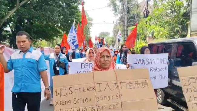 Tagih THR dan Pesangon, Buruh Geruduk Rumah Pemilik PT Sritex