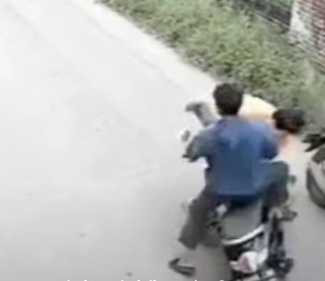 Video Aksi Heroik Emak-Emak Gagalkan Pencuri Tabung Gas Meski Ditabrak Motor Viral