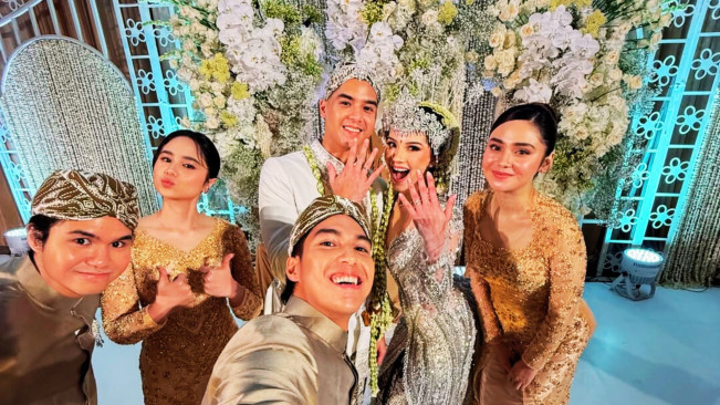 Ahmad Dhani dan Maia Saling Sapa, Kompak Antar Al Ghazali ke Meja Akad Nikah