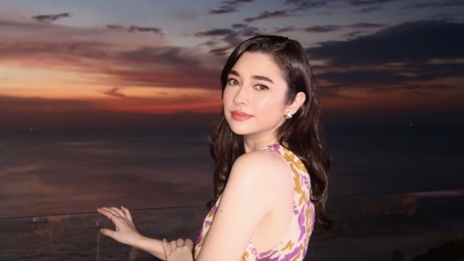 Momen Andre Taulany Melamar Amanda Rigby untuk Menikah