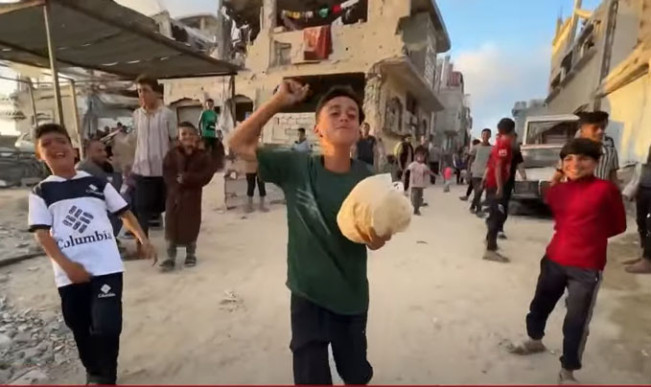 Anak-anak Gaza gembira menerima bantuan makanan, beberapa waktu lalu/Foto: tangkap layar YouTube