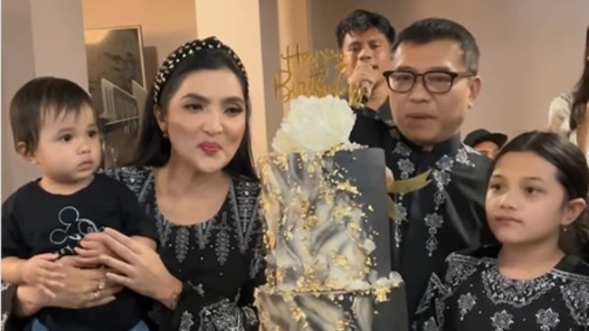 Rayakan Ultah ke-56 Tahun, Anang Hermansyah Dapat Kue Kejutan dari Ashanty