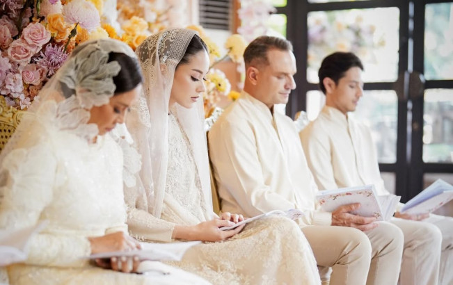 Andhika Daguise (kanan) saat menghadiri proses siraman Alyssa Daguise bersama ayah dan ibu. [Instagram]