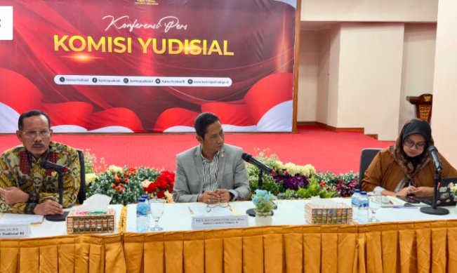 Anggota Komisi Yudisial Joko Sasmito menggelar jumpa pers terkait pelanggaran kode etik hakim. (Foto: Dok KY)