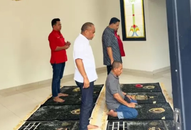 Anies Baswedan dan Kader PDIP Salat Dzuhur Berjamaah, Siapa Jadi Imam?