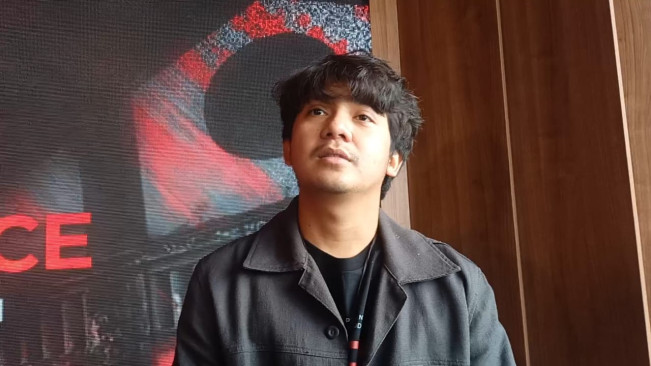 Gokil! Arbani Yasiz Nekat Main Golf di Merapi