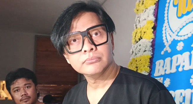 Vokalis band Gigi, Armand Maulana, melayat ke rumah duka Ibrahim Sjarief Assegaf, suami Najwa Shihab, Selasa (20/5/2025) malam. [FTNews.co.id/Raka]