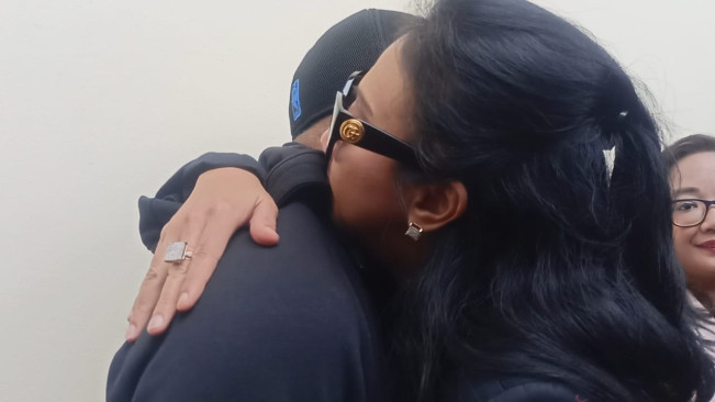 Kompak Pakai Hitam-hitam Lalu Pelukan Usai Sidang, Asri Welas dan Galiech Berpeluang Rujuk?
