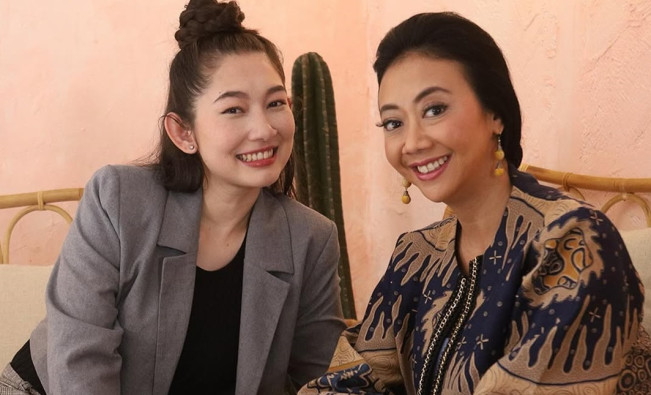 Asri Welas Serba Hitam Hadiri Sidang Cerai, Matanya Sembab