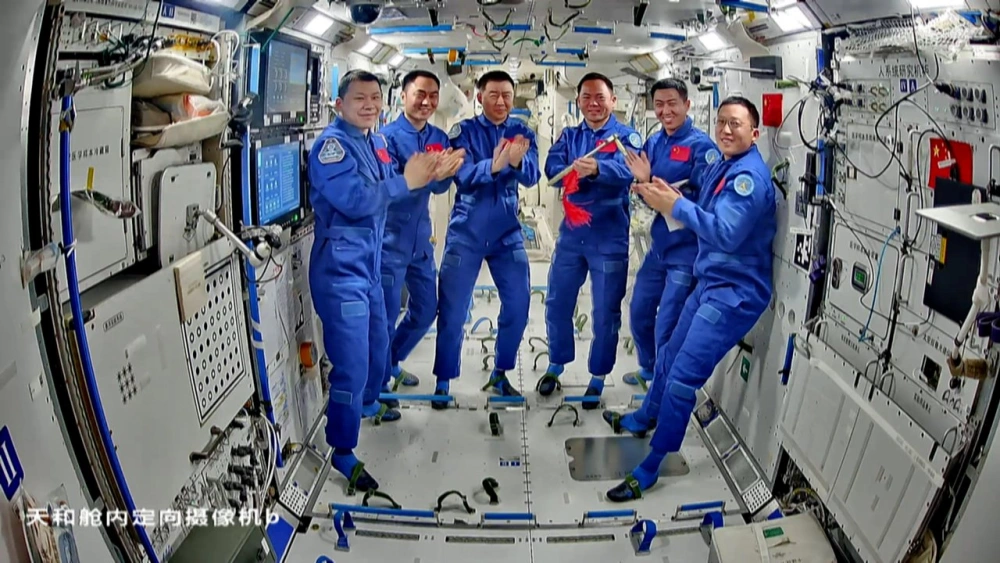 Astronot China Terjebak di Luar Angkasa Gara-Gara Tabrakan dengan Sampah Antariksa