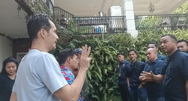 Eksekusi Rumah Atalarik Syach Memanas, Adu Mulut Pecah dengan Pihak Penggugat