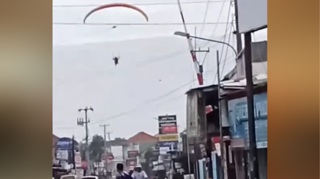 Unik dan Menghebohkan, Atlet Ini Mudik Pakai Paralayang ke Indramayu