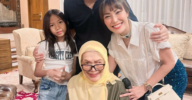 Ayu Dewi dan Regi Datau Sedang Berduka