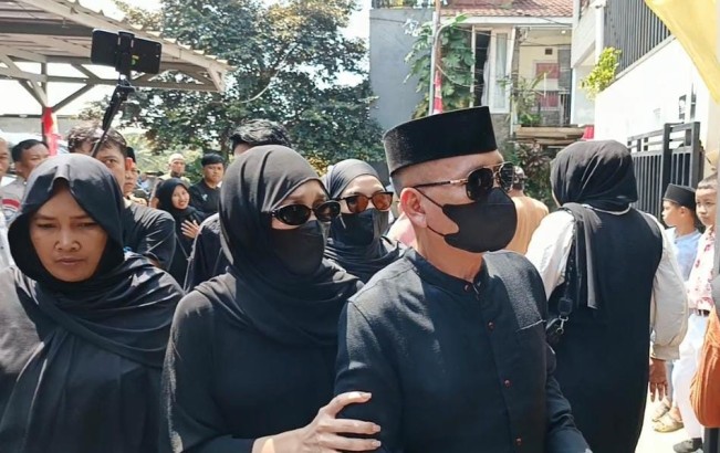 Didampingi Ayah Ojak, Ayu Ting Ting ke Rumah Duka Mpok Alpa
